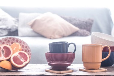 ahşap bir masa üzerinde ev gereçleri ile natürmort iç dekor