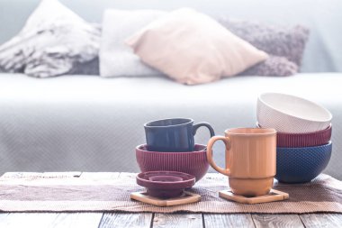 ahşap bir masa üzerinde ev gereçleri ile natürmort iç dekor