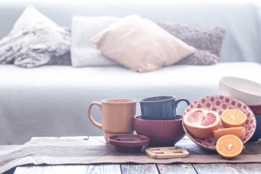 ahşap bir masa üzerinde ev gereçleri ile natürmort iç dekor