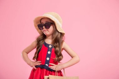 annemin ayakkabılarında renkli bir arka plan üzerinde küçük fashionista