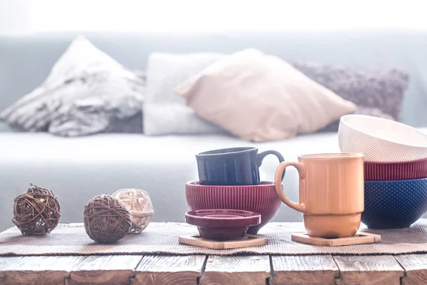 Bodegón decoración interior con utensilios para el hogar en una mesa de madera — Foto de Stock