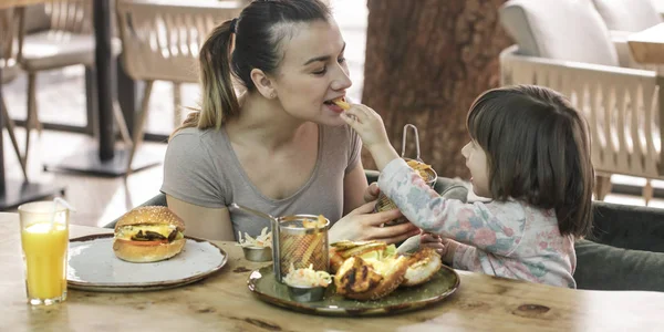 Bir kafede hızlı yemek yeme şirin kızı olan anne