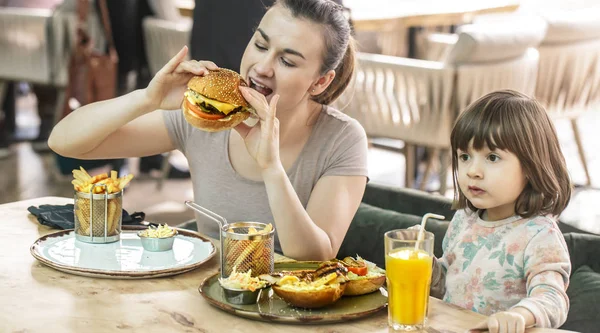 Bir kafede hızlı yemek yeme şirin kızı olan anne