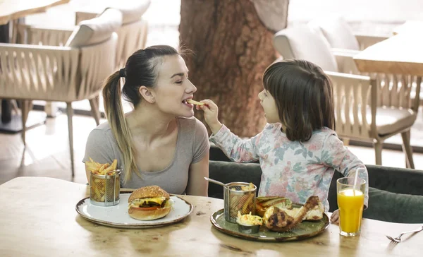 Bir kafede hızlı yemek yeme şirin kızı olan anne