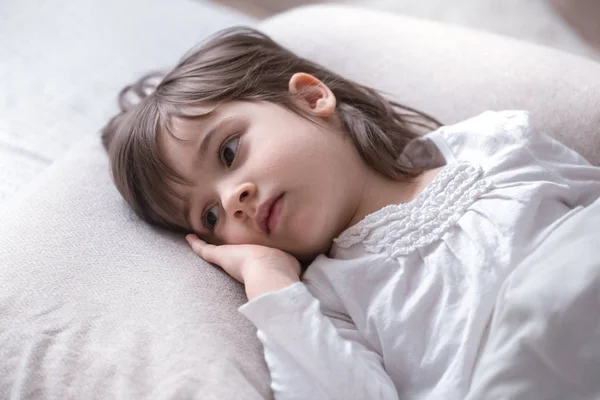 小可爱的女孩伤心在床上，睡眠概念 — 图库照片