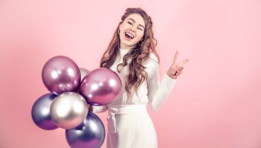 Renkli bir arka plan üzerinde topları ile genç kız