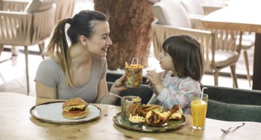 Bir kafede hızlı yemek yeme şirin kızı olan anne