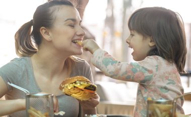 Bir kafede hızlı yemek yeme şirin kızı olan anne