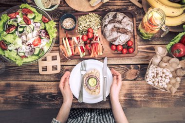 farklı gıda ile masada Öğle Yemeği, bir plaka ile kadın elleri