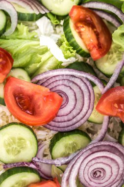 Farklı sebzelerin taze dilimlenmiş salatası yakın çekim