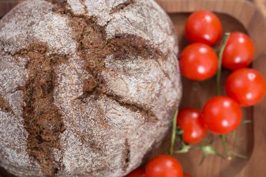 Taze koyu yuvarlak ekmek ahşap plaka yakın - up