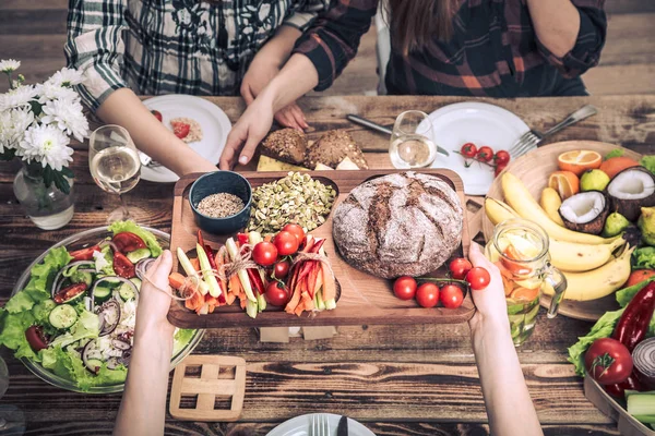 Disfrutando de la cena con amigos. Vista superior del grupo de personas cenando juntas —  Fotos de Stock