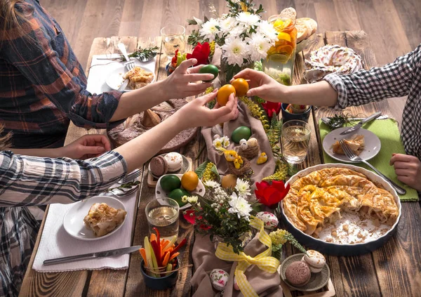 Home vakantie vrienden of familie aan de feestelijke tafel — Stockfoto