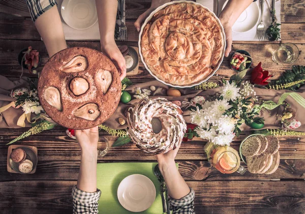 Início Celebração de amigos ou familiares na mesa festiva — Fotografia de Stock