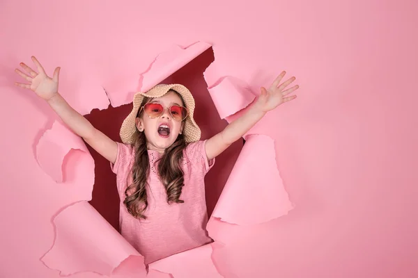 Смешная маленькая девочка в очках на цветном фоне — стоковое фото