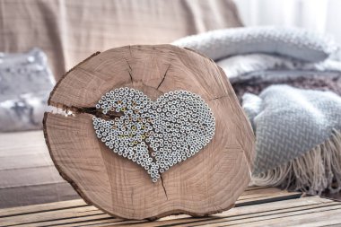 Odanın iç ahşap bir arka plan üzerinde Kalp