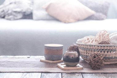 mumlar ile natürmort ev rahat iç dekor . Oturma odası dekorasyonu.