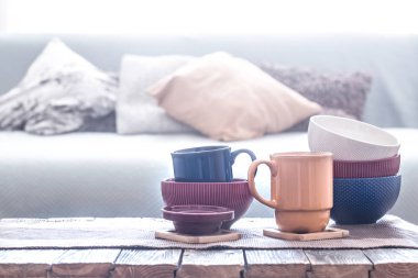 ahşap bir masa üzerinde ev gereçleri ile natürmort iç dekor