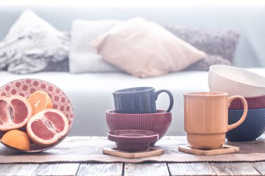 ahşap bir masa üzerinde ev gereçleri ile natürmort iç dekor