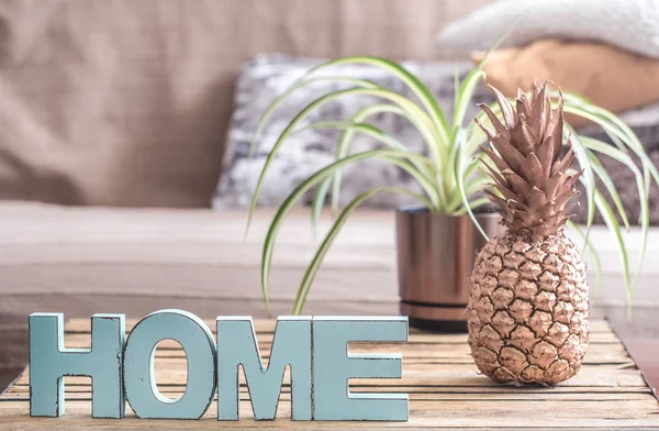 Domácí interiér s ananasem na stůl — Stock fotografie