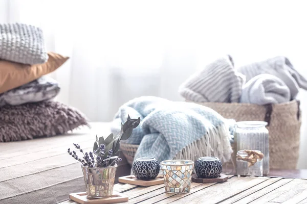 Stilleven met home decor elementen op de tafel — Stockfoto