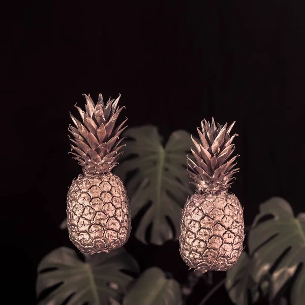 Zlaté ananas na černém pozadí izolované kreativní a umění — Stock fotografie