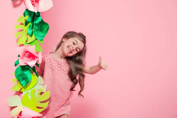 Маленькая милая девочка на цветном фоне с цветами — стоковое фото