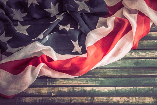 Patriotische Symbole. Amerikanische Flagge auf altem Holzgrund. — Stockfoto