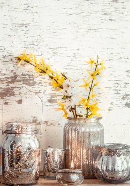 Bahar çiçekleri ile ahşap arka plan üzerinde ev dekorasyonu