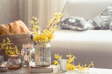 oturma odasında dekoratif nesnelerile natürmort çiçekleri