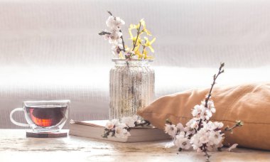 Bahar çiçekleri ile çay oturma odasında Ev dekorasyonu