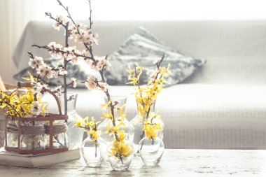 Oturma odasında bahar çiçekleri ile vazolar ile natürmort