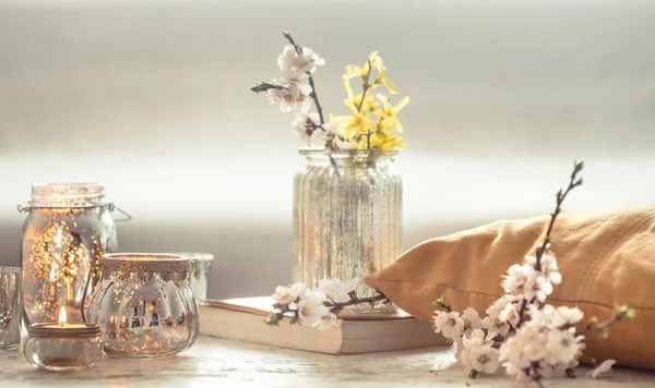 Flores de naturaleza muerta con objetos decorativos en la sala de estar — Foto de Stock