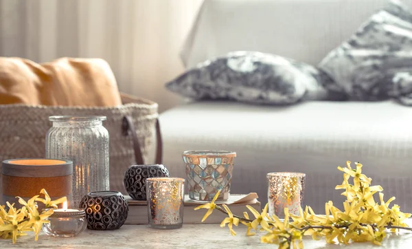 Flores de naturaleza muerta con objetos decorativos en la sala de estar —  Fotos de Stock