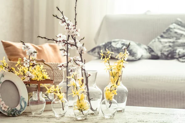 Still life with vases with spring flowers in the living room — Stock Photo, Image