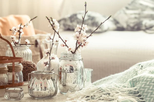 Stilleben med vaser med vårblommor i vardagsrummet — Stockfoto