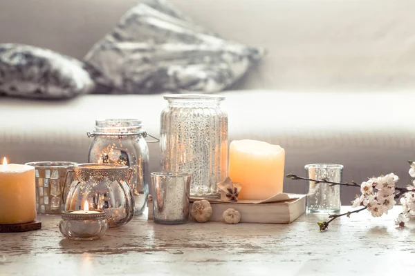 Casa ainda vida com velas e vaso na sala de estar — Fotografia de Stock