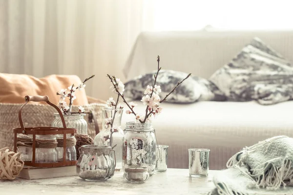 Oturma odasında bahar çiçekleri ile vazolar ile natürmort — Stok fotoğraf