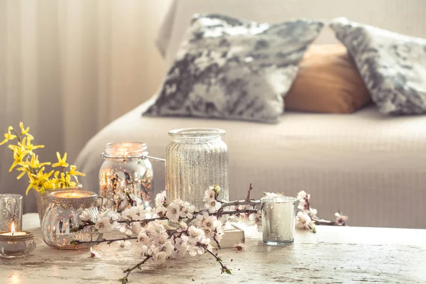 Still life flowers with decorative objects in the living room — Stock Photo, Image