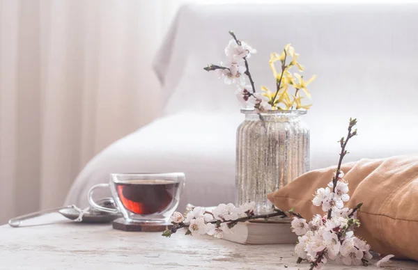 Domácí výzdoba v obývacím pokoji šálek čaje s pružnými květy — Stock fotografie