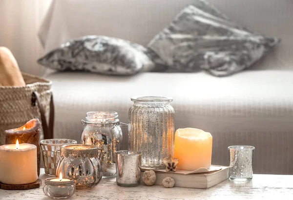 Oturma odasında mumlar ve vazo ile ev natürmort — Stok fotoğraf