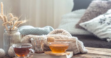 Ahşap bir masa üzerinde ev iç natürmort ayrıntıları bir fincan çay ile