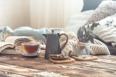 Ahşap bir masa üzerinde ev iç natürmort ayrıntıları bir fincan çay ile