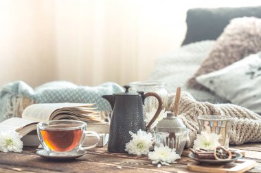 Ahşap bir masa üzerinde ev iç natürmort ayrıntıları bir fincan çay ile