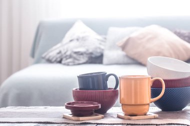 ahşap bir masa üzerinde ev gereçleri ile natürmort iç dekor