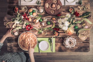 Arkadaşlar ya da aile şenlikli masada ev kutlama