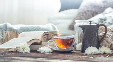 Ahşap bir masa üzerinde ev iç natürmort ayrıntıları bir fincan çay ile