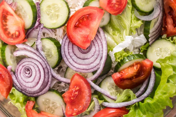 Frisch geschnittener Salat aus verschiedenen Gemüsesorten - hautnah — Stockfoto