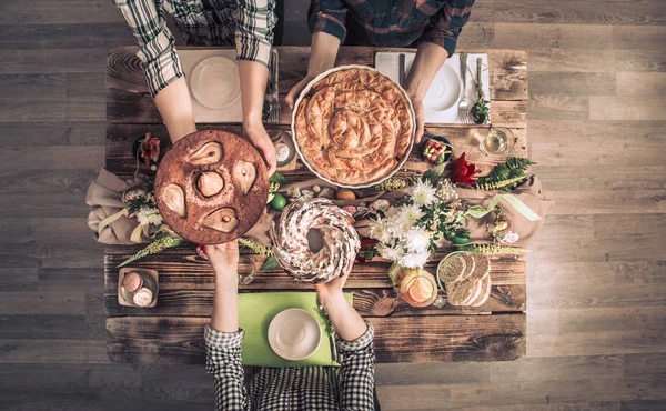 Início Celebração de amigos ou familiares na mesa festiva — Fotografia de Stock