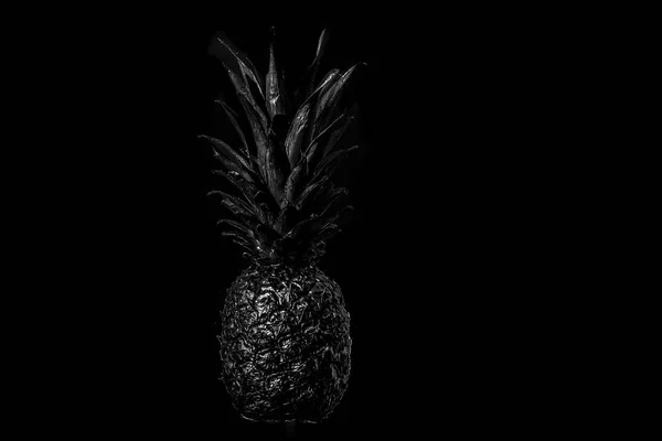 Černé ananas na černém pozadí studiové fotografie lahodných potravin — Stock fotografie